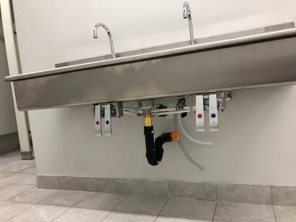 commercial-knee-operated-sink-installation
